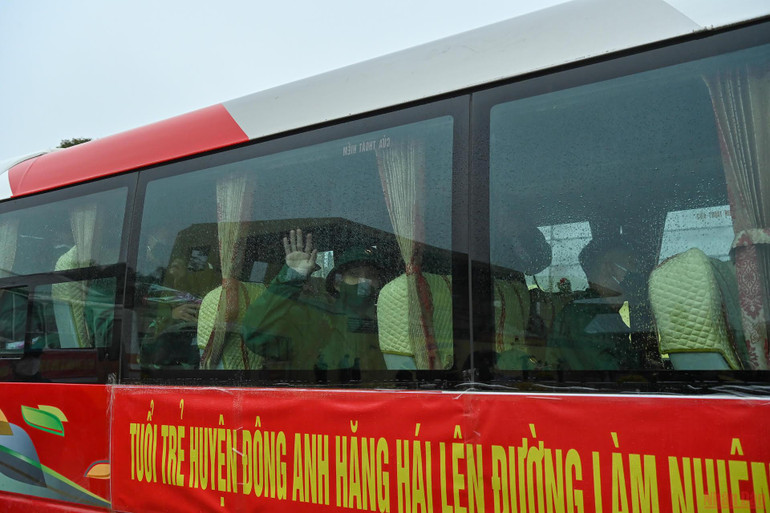 Tân binh vẫy tay tạm biệt người thân lên đường nhập ngũ. (Ảnh: Duy Linh) 30 quận huyện, thị xã Hà Nội tổ chức lễ giao nhận quân năm 2022 -0