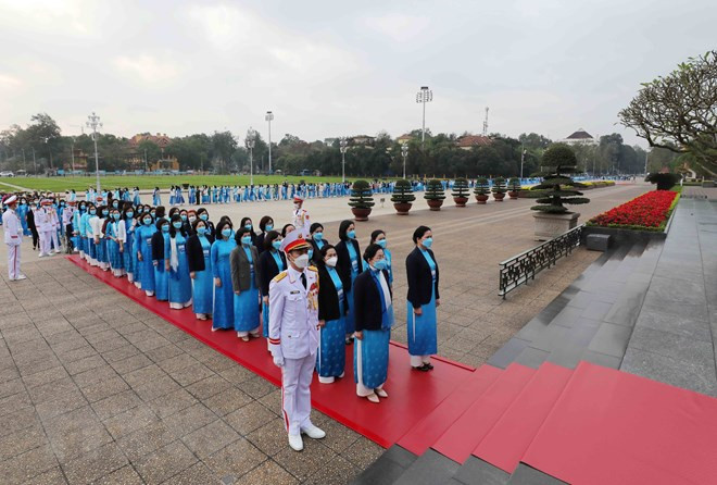 Các đại biểu dự Đại hội đại biểu Phụ nữ toàn quốc lần thứ XIII vào Lăng viếng Chủ tịch Hồ Chí Minh -3