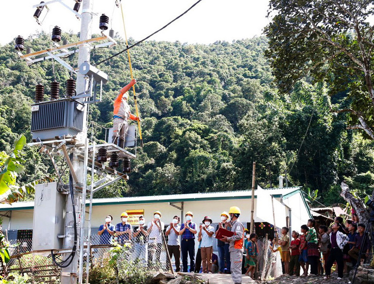 Đóng điện cho bản Tỉa Khí, xã Tủa Sín Chải, huyện Sìn Hồ, tỉnh Lai Châu. Nỗ lực đưa điện về vùng khó ở Lai châu -0
