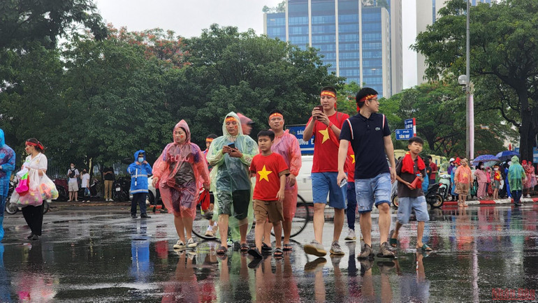 Dòng người đổ về sân vận động Quốc gia Mỹ Đình. Hai cha con bán cờ dồn tiền mua vé cổ vũ U23 Việt Nam -0