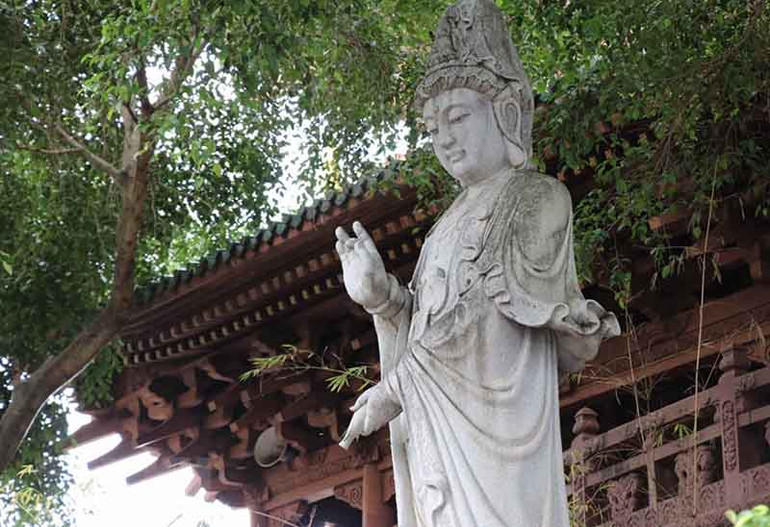 Tượng Bồ Tát ngay cổng vào của chùa Minh Thành. Chùa Minh Thành đẹp cổ kính giữa lòng phố núi Pleiku -2