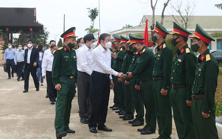 Đồng chí Phan Đình Trạc thăm, tặng quà cán bộ, chiến sĩ Trung đoàn 885. Đồng chí Phan Đình Trạc thăm, chúc Tết tại Quảng Nam -0