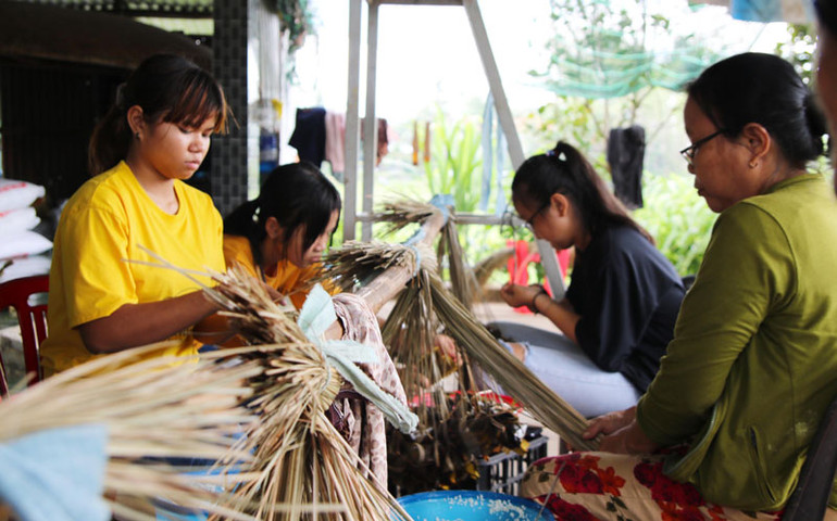 Các em nhỏ tranh thủ dịp nghỉ hè phụ gia đình làm bánh kịp giao cho khách. Làng bánh ú tro vào vụ Tết Đoan Ngọ -0