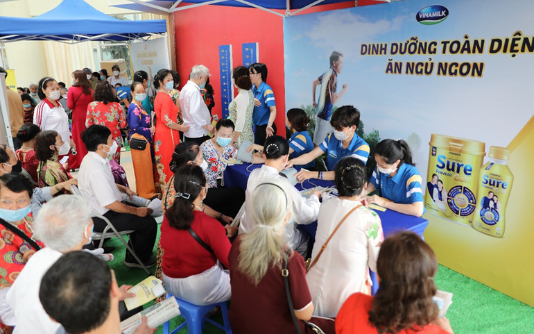 Người cao tuổi Thủ đô được khám và tư vấn sức khỏe. Tưng bừng Ngày hội “Sống khỏe, sống thanh xuân”người cao tuổi thủ đô -0