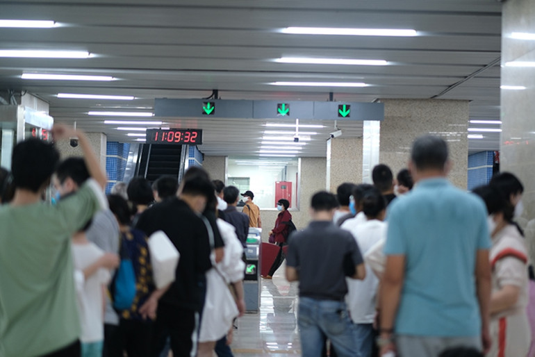 Người dân chen chúc đi thử tàu điện Cát Linh - Hà Đông, tiềm ẩn nguy cơ dịch bệnh -0