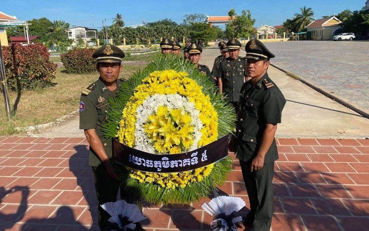 Đại diện quân đội Campuchia đặt hoa tại Đài Hữu nghị Việt Nam - Campuchia tỉnh Battambang. cam3-1595820826066.jpg