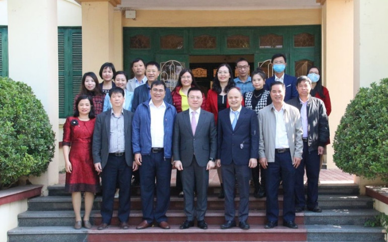 Tổng Biên tập Báo Nhân Dân Lê Quốc Minh chụp ảnh lưu niệm với cán bộ, phóng viên, biên tập viên Báo Hưng Yên. img_1716_result_20211219170635-1639920490899.jpeg