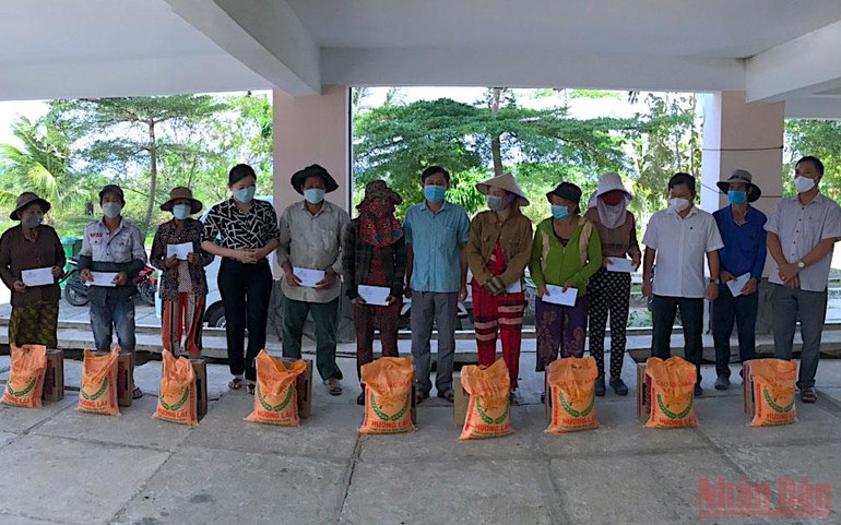 Nhà hảo tâm trao hỗ trợ bằng tiền mặt và các phần quà thiết yếu cho các hộ dân ảnh hưởng bởi vụ cháy ở xã Tam Giang. Cà Mau trao thêm hỗ trợ cho các hộ dân trong vụ cháy ở xã Tam Giang -0
