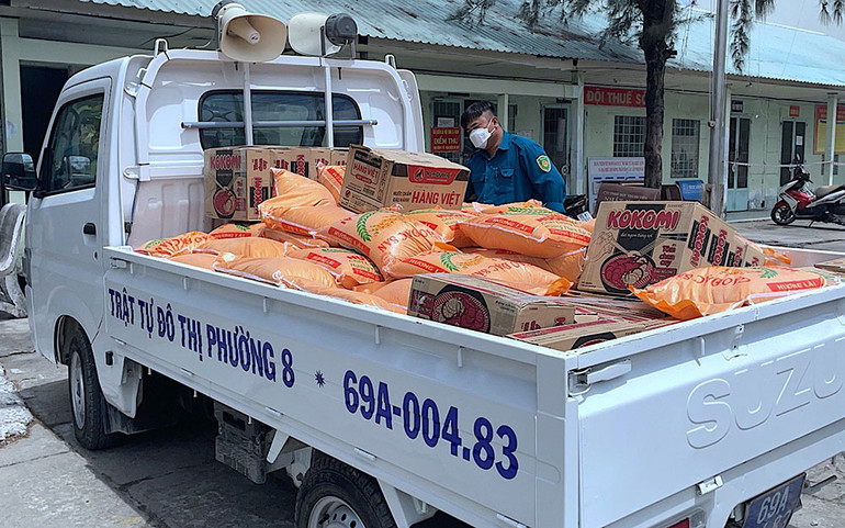 Nhà hảo tâm vận chuyển gạo, nhu yếu phẩm hỗ trợ các hộ dân ảnh hưởng bởi vụ cháy ở xã Tam Giang. Cà Mau trao thêm hỗ trợ cho các hộ dân trong vụ cháy ở xã Tam Giang -0