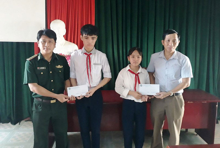Đại diện Đồn Biên phòng Cửa Sót trao thưởng, động viên các em học sinh có hoàn cảnh khó khăn vươn lên đạt thành tích cao trong học tập. Lan tỏa tình thương của người lính mang quân hàm xanh -1