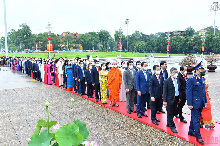 Các đại biểu Quốc hội vào Lăng viếng Chủ tịch Hồ Chí Minh. Các đại biểu Quốc hội vào Lăng viếng Chủ tịch Hồ Chí Minh -0