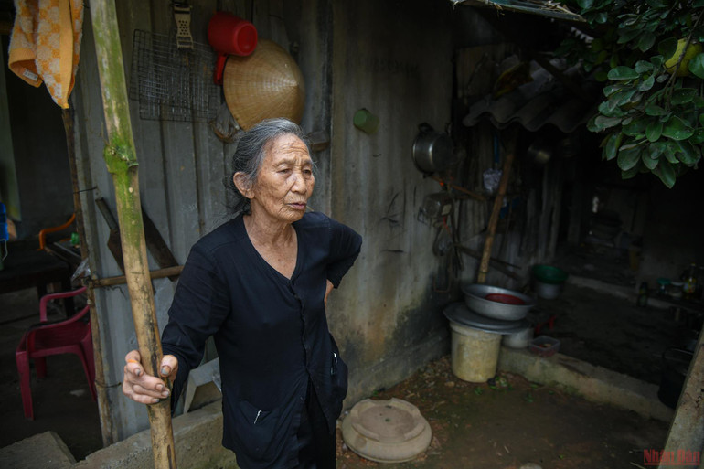 O Thiến trầm tư kể lại ký ức buồn những ngày trong tù. (Ảnh: THÀNH ĐẠT) Chung một dòng sông: Những mối tình đôi bờ vĩ tuyến -0