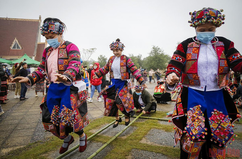 Chủ tịch nước Nguyễn Xuân Phúc dự Ngày hội “Sắc Xuân trên mọi miền Tổ quốc” năm 2022 -0
