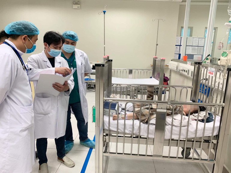 Bé gái hai tuổi rơi chung cư đã được nắn chỉnh khớp háng -0