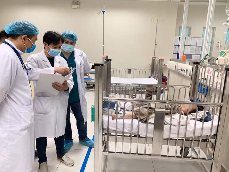 Bé gái hai tuổi rơi chung cư đã được nắn chỉnh khớp háng -0