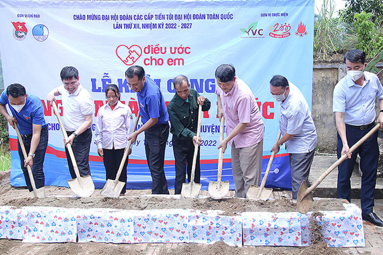 Đại diện Trung ương Hội Liên hiệp Thanh niên Việt Nam, chính quyền địa phương và các đơn vị liên quan khởi công xây dựng “Ngôi nhà hạnh phúc” tặng gia đình em Quàng Thị Hiền (thứ 3 từ trái sang trong ảnh). Chạy bộ quyên góp xây nhà văn hóa cộng đồng tặng đồng bào La Ha -0