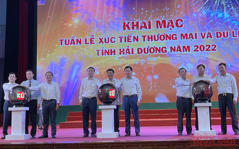 Các đại biểu nhấn nút khai mạc Tuần lễ xúc tiến thương mại và du lịch tỉnh Hải Dương năm 2022. Khai mạc tuần lễ xúc tiến thương mại và du lịch tỉnh Hải Dương -0