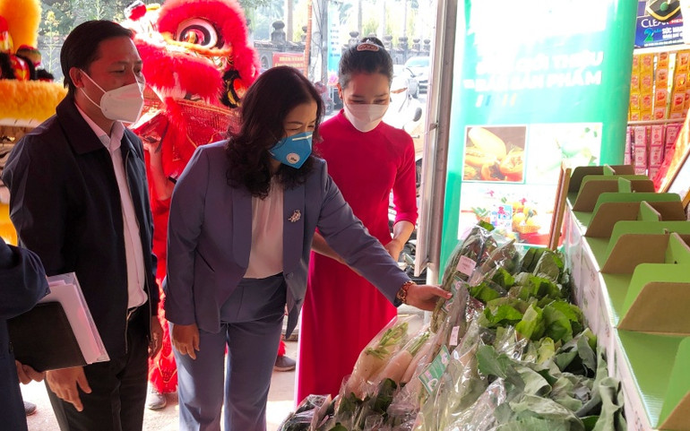 Các sản phẩm rau củ, trái cây của huyện Mê Linh được phân hạng OCOP tại điểm bán. Khai trương điểm giới thiệu và bán sản phẩm OCOP tại huyện Mê Linh -0