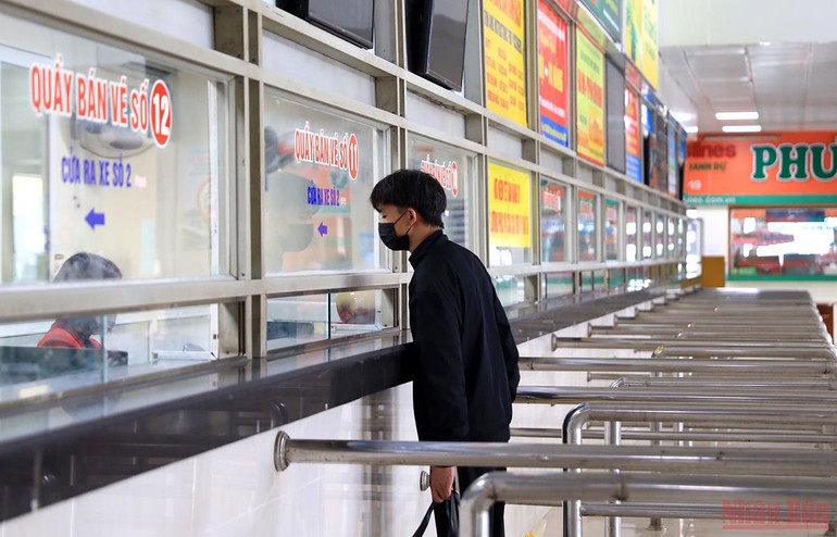 Hà Nội: Người dân lỉnh kỉnh đồ đạc về quê ăn Tết, nhiều tuyến đường ùn ứ -0