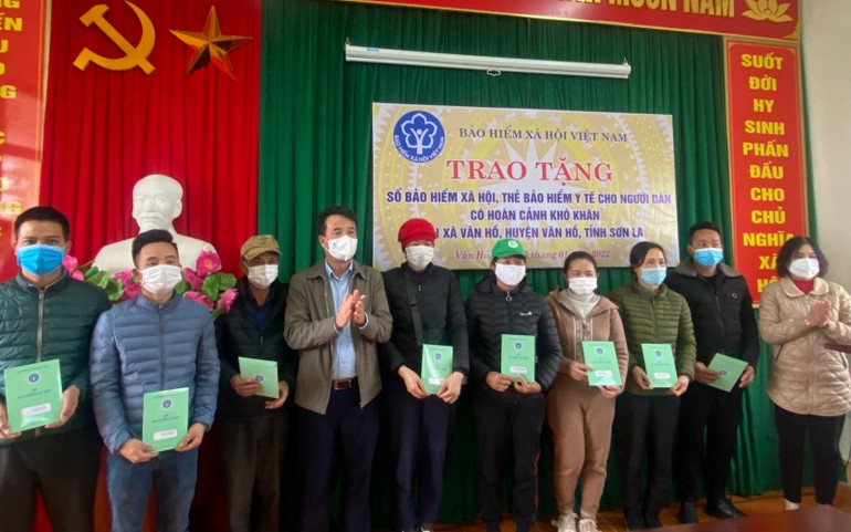 Tặng thẻ bảo hiểm y tế, sổ bảo hiểm xã hội - mang Tết ấm đến với người nghèo tỉnh Sơn La -0