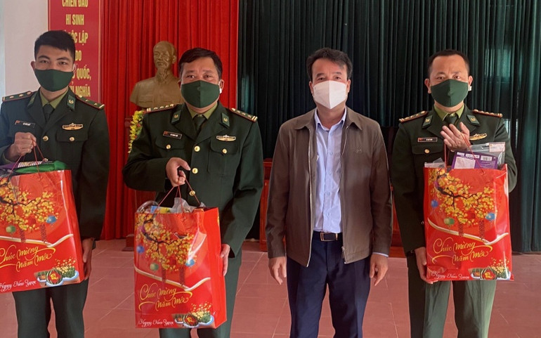 Tặng thẻ bảo hiểm y tế, sổ bảo hiểm xã hội - mang Tết ấm đến với người nghèo tỉnh Sơn La -0