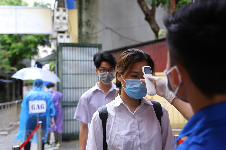 Tuyển sinh lớp 10 ở Hà Nội: Thí sinh “đội mưa” đến điểm thi -0