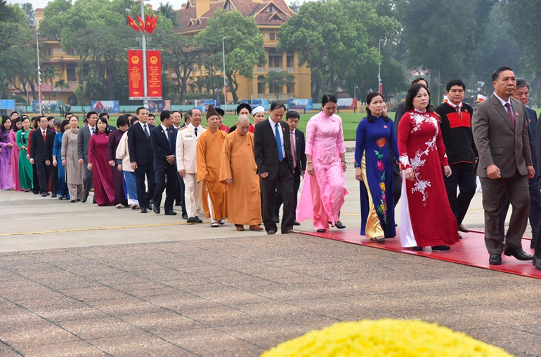 Đại biểu dự Kỳ họp thứ 11, Quốc hội khóa XIV vào Lăng viếng Chủ tịch Hồ Chí Minh -2