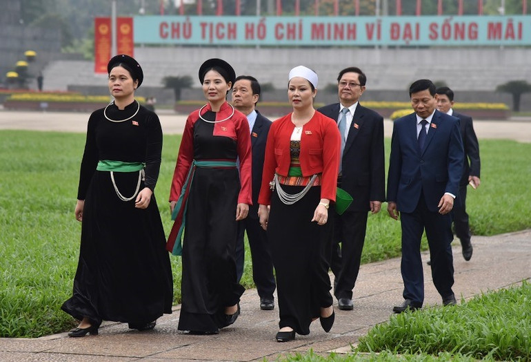 Đại biểu dự Kỳ họp thứ 11, Quốc hội khóa XIV vào Lăng viếng Chủ tịch Hồ Chí Minh -1