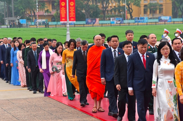 Đại biểu dự Kỳ họp thứ 11, Quốc hội khóa XIV vào Lăng viếng Chủ tịch Hồ Chí Minh -1