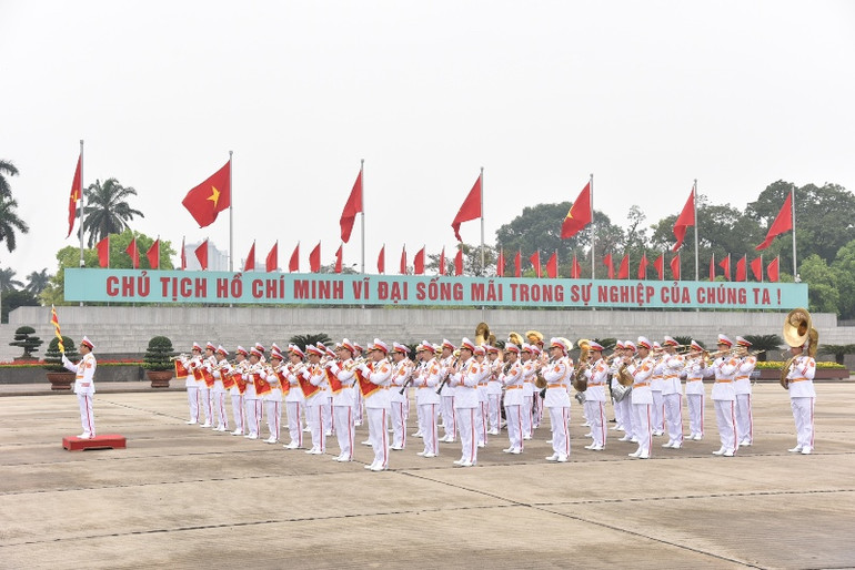 Đại biểu Quốc hội dự kỳ họp thứ 11 vào Lăng viếng Chủ tịch Hồ Chí Minh -0