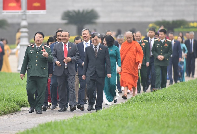 Đại biểu dự Kỳ họp thứ 11, Quốc hội khóa XIV vào Lăng viếng Chủ tịch Hồ Chí Minh -0