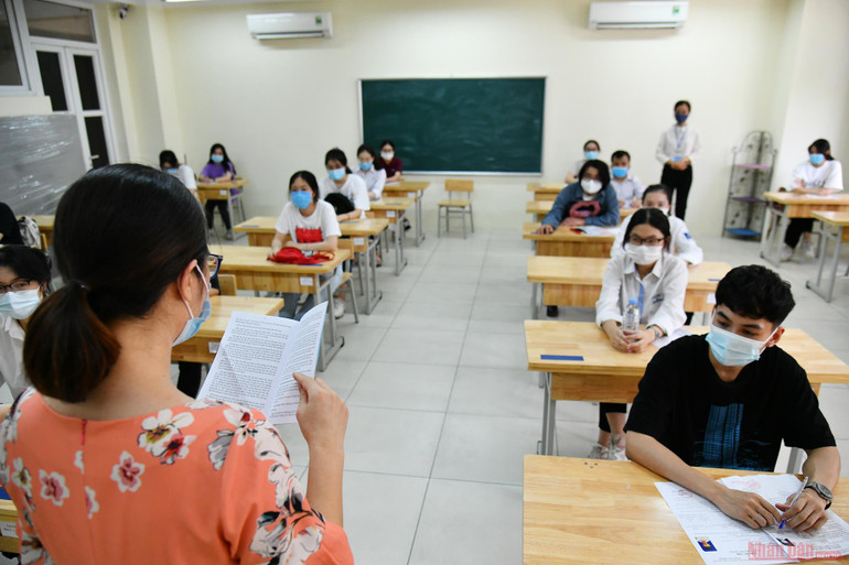 Năm nay, Sở Giáo dục và Đào tạo Hà Nội điều động hơn 15.000 cán bộ tham gia công tác coi thi, 778 cán bộ, giáo viên nhân viên tham gia công tác chấm thi, 530 cán bộ giáo viên làm thanh tra công tác coi thi. Học sinh Hà Nội sẵn sàng cho Kỳ thi tốt nghiệp THPT năm 2021 -0