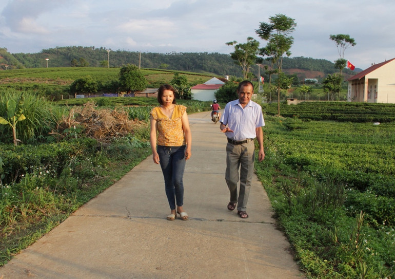 Đường giao thông nông thôn bản Kiến Xương, xã Phổng Lái khang trang, sạch, đẹp nhờ đóng góp của những người có uy tín. Những “chiếc cầu nối” nơi rẻo cao -0