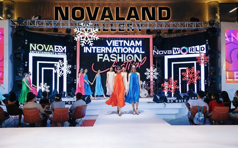 VIFF 2021: Ba bộ sưu tập đẹp mắt lấy cảm hứng từ tình yêu thiên nhiên ảnh 1 VIFF 2021: Ba bộ sưu tập đẹp mắt lấy cảm hứng từ tình yêu thiên nhiên -0