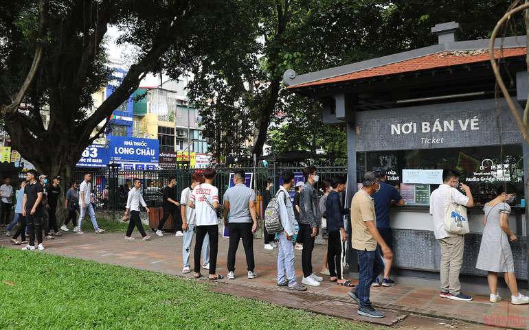 Sĩ tử đến Văn Miếu dâng lễ, cầu may trước kỳ thi tốt nghiệp THPT -0