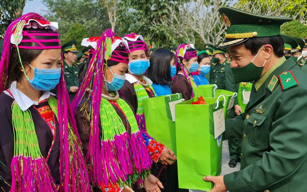 Dâng hương tưởng niệm và trồng cây tại Đài tưởng niệm Liệt sĩ Pò Hèn -0