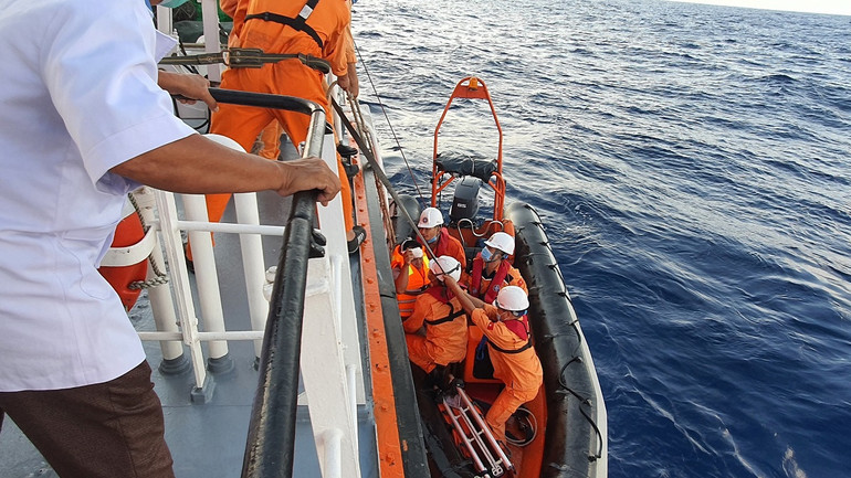 Bệnh nhân được vận chuyển lên tàu SAR đưa về bờ. Cứu ngư dân bị đa chấn thương vùng mặt do tai nạn lao động trên biển -0