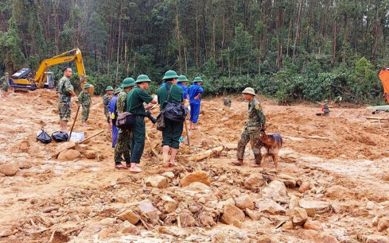 Ban chỉ đạo Sở chỉ huy tiền phương và tỉnh Thừa Thiên Huế đang huy động thêm 10 xe múc để hỗ trợ công tác tìm kiếm nạn nhân. Đã tìm thấy 13 thi thể cán bộ trong Đoàn công tác gặp nạn -0