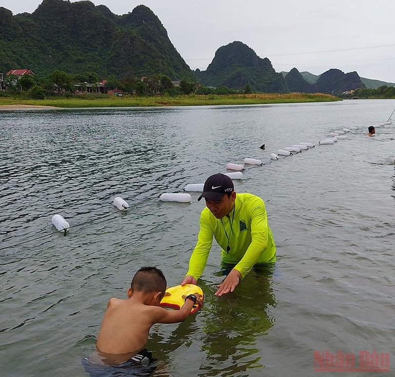 Thầy tận tình hướng dẫn từng em bắt đầu tập bơi bằng phao bán nguyệt… Quảng Bình dạy bơi miễn phí cho trẻ em -0
