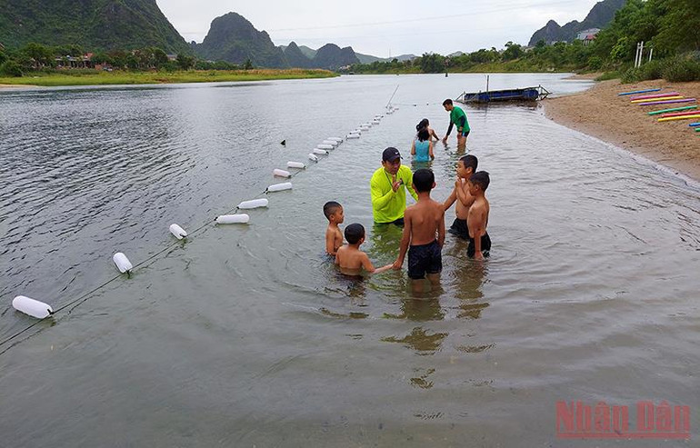 Thầy chia các em thành từng nhóm gồm 5 em để thuận lợi cho hướng dẫn và quản lý khi xuống nước. Quảng Bình dạy bơi miễn phí cho trẻ em -0