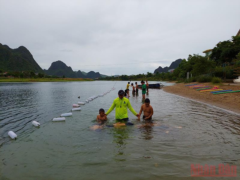 Khó nhất của các em nhỏ khi tập bơi là động tác nín thở dưới nước. Quảng Bình dạy bơi miễn phí cho trẻ em -0