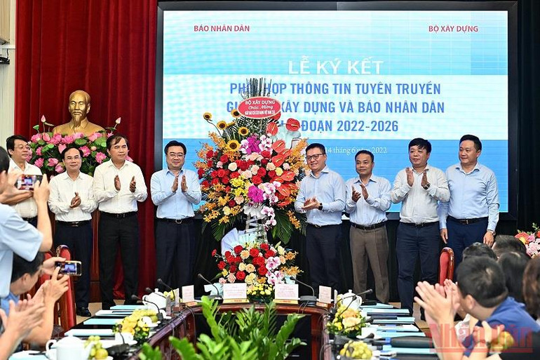 Bộ trưởng Xây dựng Nguyễn Thanh Nghị tặng hoa chúc mừng tập thể cán bộ, phóng viên, nhân viên Báo Nhân Dân nhân dịp kỷ niệm Ngày Báo chí Cách mạng Việt Nam 21/6. (Ảnh: ĐĂNG KHOA) Tăng cường hợp tác thông tin tuyên truyền giữa Báo Nhân Dân và Bộ Xây dựng -0