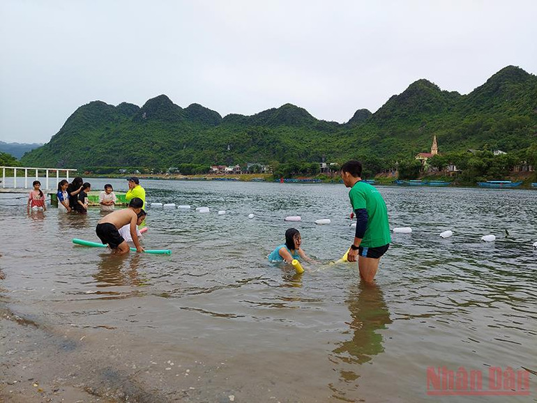 …rồi hoàn thiện các động tác với phao tròn. Quảng Bình dạy bơi miễn phí cho trẻ em -0