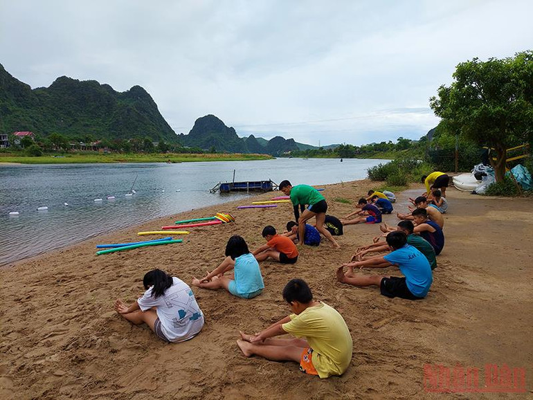 Từng động tác khởi động của các em được 2 thầy uốn sửa tận tình. Quảng Bình dạy bơi miễn phí cho trẻ em -0