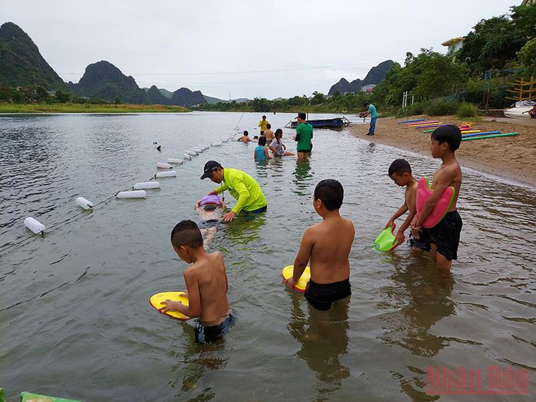 Sông Son mùa này xanh trong, là bể bơi tự nhiên cho trẻ em thỏa thích vùng vẫy. Quảng Bình dạy bơi miễn phí cho trẻ em -0