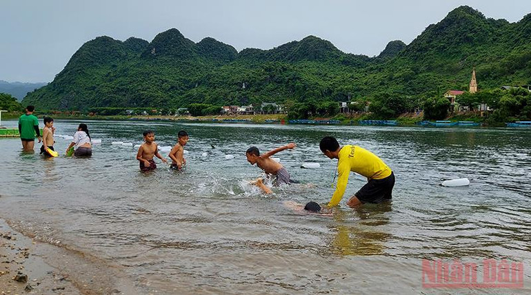 Các thầy cho biết, chỉ sau 5-6 buổi tập bơi, có nhiều em bắt đầu biết bơi được vài mét. Quảng Bình dạy bơi miễn phí cho trẻ em -0