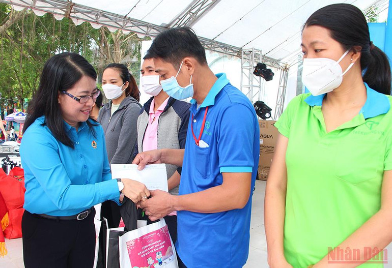 Chủ tịch Liên đoàn Lao động tỉnh Đồng Nai Nguyễn Thị Như Ý trao quà cho công nhân có hoàn cảnh khó khăn. Đồng Nai phát động Tháng công nhân năm 2022 -0