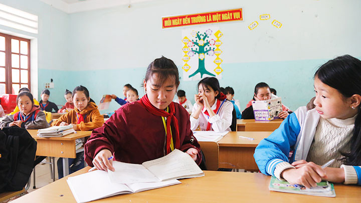 Được các bố nuôi kèm cặp, các em đã có kết quả học tập tốt. Con nuôi đồn biên phòng -0