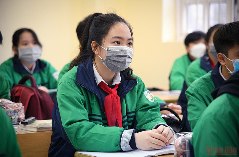  Học sinh từ khối lớp 7 tới 12 của thành phố Hà Nội chính thức trở lại trường học trực tiếp -0