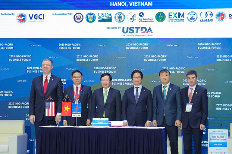 Lãnh đạo Chính phủ, Bộ Ngoại giao Hoa Kỳ, Bộ Công Thương, Petrovietnam, PV GAS chụp ảnh lưu niệm tại Lễ ký. PV GAS và Tập đoàn AES ký “Thỏa thuận các điều khoản chính của Hợp đồng liên doanh dự án kho cảng LNG Sơn Mỹ” -0